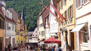 Belebte Hauptstraße beim Altstadtfest Neckargemünd