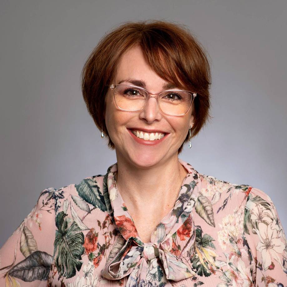 Portrait der Schulleitung der SRH VLS. Frau Kira Glückert lächelt freundlich. Sie trägt eine Brille und hat braune Haare.