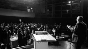 Standing Ovation bei der Verabschiedung von Dr. Tobias Böcker, als er auf der Bühne steht und ins Publikum blickt.