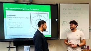 Ein externer Referent der AOK sowie eine Lehrkraft vermitteln den Schüler:innen der Klasse 8/9 die wichtigsten Knigge-Regeln für den Berufsalltag.